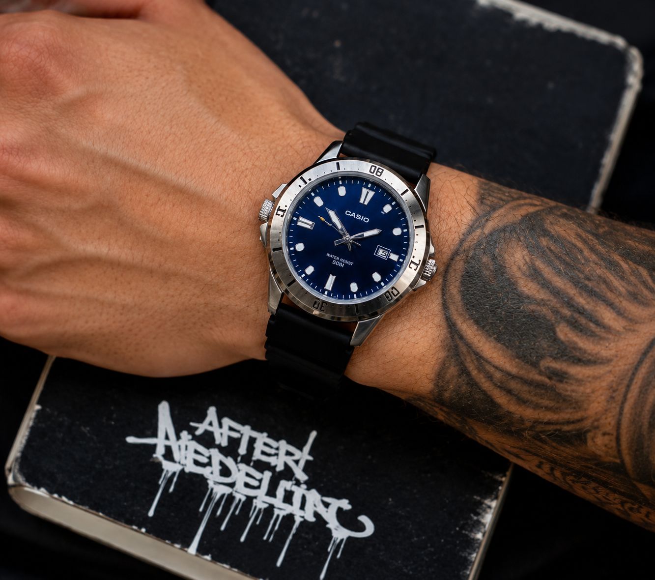 Reloj Casio Hombre Original – Pulso Negro y Fondo Azul